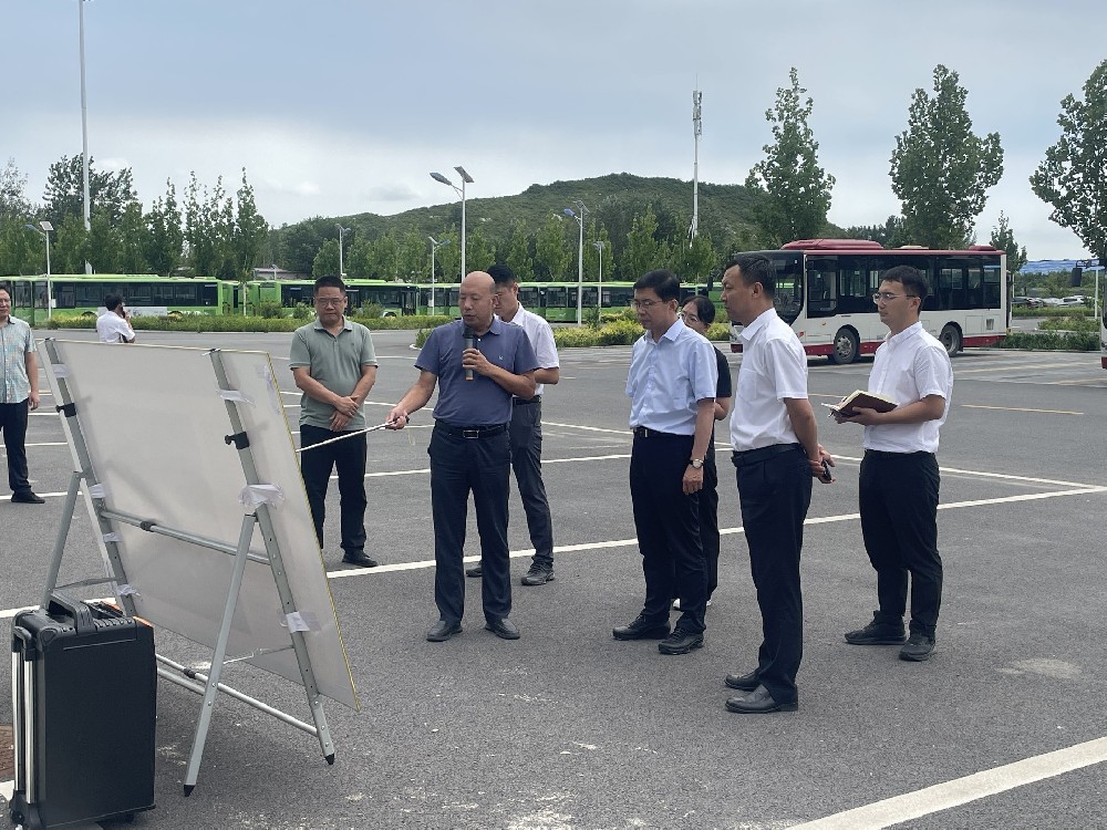 市委領(lǐng)導(dǎo)蒞臨燕郊金谷大街公共交通樞紐調(diào)研指導(dǎo)工作